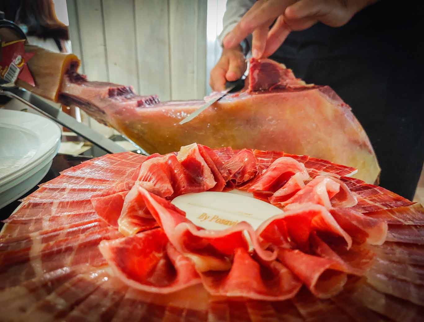Plato de jamón ibérico cortado a cuchillo por un cortador profesional